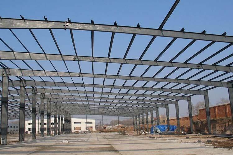 先了解該廠房建筑的可靠程度，包括鋼結構材料的性能、結構體系以及存在的結構問題和損傷