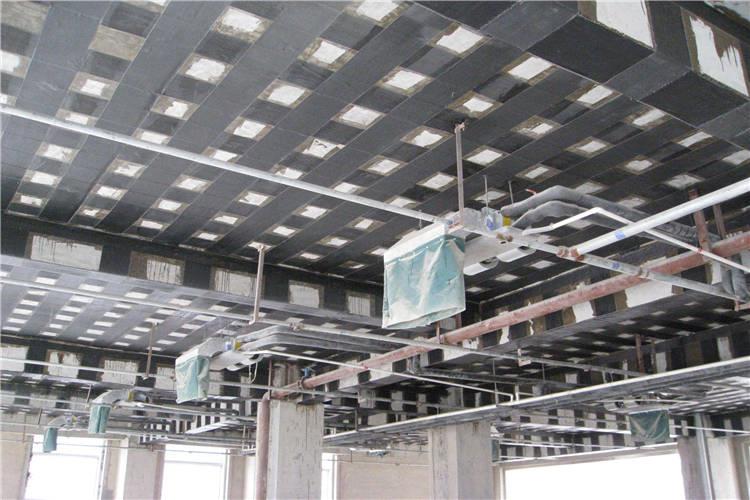 樓板加固主要采用兩種濟寧加固方法：粘鋼加固和粘貼碳纖維加固